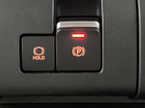 【電動パーキングブレーキ】スイッチ一つで簡単に操作できる電動パーキングを搭載。シフト操作やアクセルと連動してパーキングブレーキが作動・解除されるため、スムーズな発進が可能に。