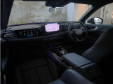 内装はシンプルに使い勝手を考え作られています。お車を運転する感覚をダイレクトに体感して頂けます。室内も広くロングドライブにも快適にお過ごしいただけます。