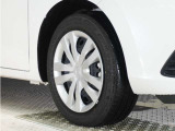 ◆純正ホイール装着車◆シンプルなデザインのホイールキャップ付きです。