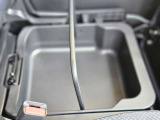 【助手席下収納スペース】助手席下には収納スペースがございます。車検証や常備品・緊急用品など様々なものを収納することができます。