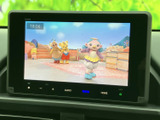 停車時に、お子様向けのコンテンツを楽しめます。移動時間も快適に過ごせるよう、工夫が凝らされています。
