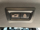 電動パワーゲートです。開閉がボタン1つで開け閉め行えます。また、状況に応じてのトランクハッチ開閉量を簡単に設定可能です。スマートオープナーも便利な機能です。ぜひお試しください。