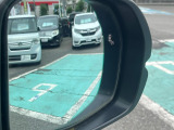 ドアミラーにブラインドスポットモニターを装備 後方からの接近を知らせます。