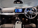 BMWの運転席はドライバーオリエンテッドという構造を採用。ドライバー目線の操作がしやすい設計になっており、ドライブ中にも目線の移動が少なく運転中にも簡単に操作ができます。