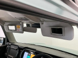 【サンバイザー】車内で身だしなみを整えるためのバニティミラーがセット。お化粧直しや髪型のチェックに活用できます。