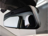 MINIではルームミラーの裏側にETCの車載器が内蔵されており、別途で車載器の購入必要なしで非常にスマート。皆様が驚かれるポイントのでもあります