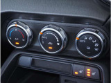 【オートエアコン】一度お好みの温度に設定すれば、車内の温度を検知し風量や温度を自動で調整。暑い&hellip;寒い&hellip;と何度もスイッチ操作をする必要はありません。快適な車内空間には必須の機能ですね。