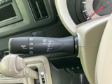 視界をクリアに保つワイパーレバーは、操作も簡単で、雨天時でも安心して運転できます。スムーズな操作で、快適なドライビングをサポートします。
