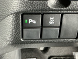 パーキングセンサーシステムは走行中に障害物が迫ると音と表示でお知らせ、低速走行時時の安心感を高めます