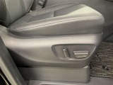 パワーシート搭載、微妙な調整が手軽にでき、ピッタリのポジションで運転することが可能です。
