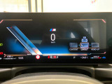 BMWのメーターパネルは選曲や、ラジオのチャンネルなども表示可能です。運転中に目線が泳ぐことなく、安全で疲れにくいです。