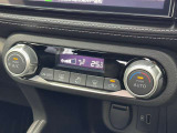 ダイヤル操作で直感的に温度調節ができるオートエアコン!車内をいつでも快適な温度に保ち、季節を問わず快適に過ごせます。