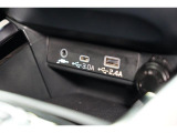 小物の収納に便利なセンタートレイには携帯等のデバイスの充電可能なUSB出力電源付です。