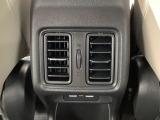 後部座席にもエアコンの吹き出し口があるので車内全体を快適に過ごすことができます。