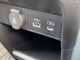 USBジャック搭載しております。純正ナビと連動しているため、接続機器の充電をするとともに音楽再生も可能です!お気に入りのプレイリストを再生して楽しくドライブできますよ!タイプCもございます!