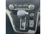 シフトレバーは簡単操作で運転もしやすくなっております!!