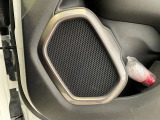 各ドアパネルに配置された純正スピーカー。Uconnectシステムからのクリアな音声を車内に届けます。