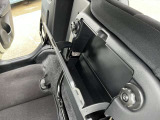 リアシート下部に小物入れがございます