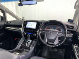 運転席まわりです。 各操作スイッチは使いやすい位置に配置されてます。