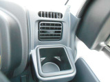 便利な位置のドリンクホルダー。運転席側。