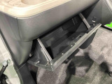 大きな荷物を収納できる、便利な助手席グローブボックス
