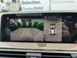 【リアビューカメラ(予想進路表示機能付】パーク・ディスタンス・コントロールが車両の前方や後方にある障害物までの距離を信号音とビジュアルで知らせ、狭いスペースでの駐車や車庫入れをサポートします。