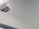 ◆助手席エアバッグ◆SRSエアバッグは、シートベルトだけでは防ぎきれない衝突時の衝撃から乗員を守るための安全装置。衝突時に瞬時に膨らみ、頭部や胸部がダッシュボードに直接衝突するのを防ぎます。