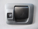 運転席シートバックのスイッチを押し、スイッチ横のレバー操作することで座席がロングスライドし、車内の移動もらくらくです。