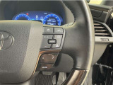 レーダークルーズコントロールを搭載しております。前車との距離をレーダーで測り一定の車間距離とスピードを保つとても便利な機能です。高速道路で楽に安心安全です!