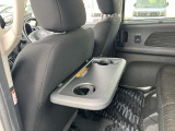 シートバックにテーブル兼ドリンクホルダーを装備しております。