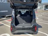 バックドアは大きく開きます。定員乗車時でも十分広いラゲッジスペースを確保しています