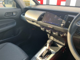 助手席周辺はこのようになっております。運転手だけでなく助手席に一緒に乗られる方も広々と快適にお乗り頂けるような設計です!各種装備を次の写真からご案内いたしますのでご覧ください。