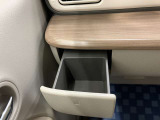 【助手席ドリンクホルダー】使いやすさに配慮したドリンクホルダー