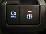 指先だけで簡単に操作が可能な電動パーキングブレーキを採用。「HOLD」スイッチを押すと、渋滞や信号待ちなどでブレーキペダルから足を離しても、ブレーキを保持するので安心です