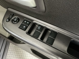 運転席のスイッチで全てのウィンドウの開閉操作を行うことができます。ロックボタンをONにしておくと、運転席以外のウィンドウは作動しないのでお子様を乗せているときなども安心ですね♪