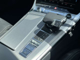 Audiのシフトレバーは、その車のトランスミッションに合わせて異なるデザインと機能を持っており、運転の楽しさと快適さを追求しています。