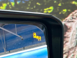 【ブラインドスポットモニター】走行中、ドアミラーの死角になりやすい箇所に後続車が接近するとサイドミラーのレンズに警告を表示!ドライバーに注意喚起をしてくれます。