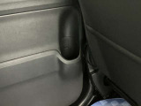【後席ドア】ドリンクホルダーがあります。