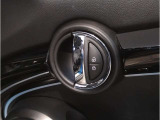 MINIはドアが分厚いです。衝突によりドアがつぶれてしまった場合にも外からいち早くドアを開けれるよう考えられています。数十秒の救出の遅れが命につながりかねない場合、こういった配慮が重要なポイントです。