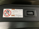 後ろが狭くてもサッと積める。途中で止められる安心のバックドア。後ろの駐車スペースが狭い時に重宝しますよ♪