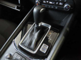【オートブレーキホールド】停車中にブレーキペダルから足を放しても、ブレーキを自動的に制御して、車両の停車状態を保持する機能です。信号待ちなどの停車時に運転者の負担を軽減します。