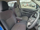 運転席と助手席はウォークスルーで移動できます。
