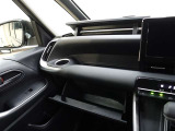 グローブボックスは充分な収納スペースになっております☆