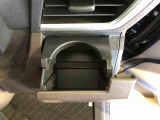 便利なドリンクホルダーが付いています。