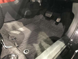 内装工程では、中古車を気持ちよくお乗りいただけるよう清掃しております。シートの洗浄はもちろん、ニオイの元となるフロアカーペットまで洗浄・消臭を実施。
