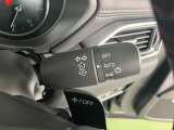 鋭く前方を照らす、LEDヘッドライト。遠くまで視界が開けることで、より安心したストレスのない走行を、提供してくれます。ライトの寿命が長いこともLEDライトの特徴です。