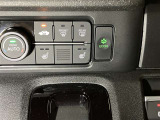 スイッチひとつでシートがすぐに温まり、寒い季節も快適。運転席と助手席に装備されています。