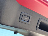 スイッチひとつでリアゲートの開閉が可能なパワーリフトゲートを装備!荷物で手が塞がっている時や小柄な方でも力を使わずスムーズに開閉できます。日常のお買い物から旅行まで利便性を高める快適な装備です。