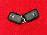 キーフリーシステム 電子カードキーを携帯していれば、ドアハンドルやバックドアのスイッチを押すだけでドアの施錠と解錠が行えます!鍵を出す手間なく開閉ラクラク♪♪