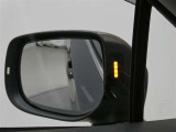 隣車線を走る車両をレーダーで検知し、ドアミラーでは確認しにくい後側方エリアに存在する車両に加え、急接近してくる車両も検知します。車両を検知するとドアミラーに搭載されたLEDインジケーターが点灯します。